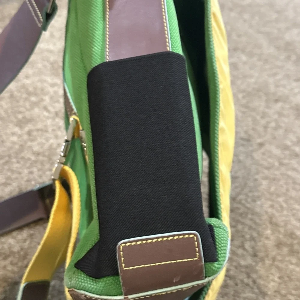 Plank Canvas Kelly Green Messenger Bag Magnet, Buckle, Zip And Snap Closure.Yoga